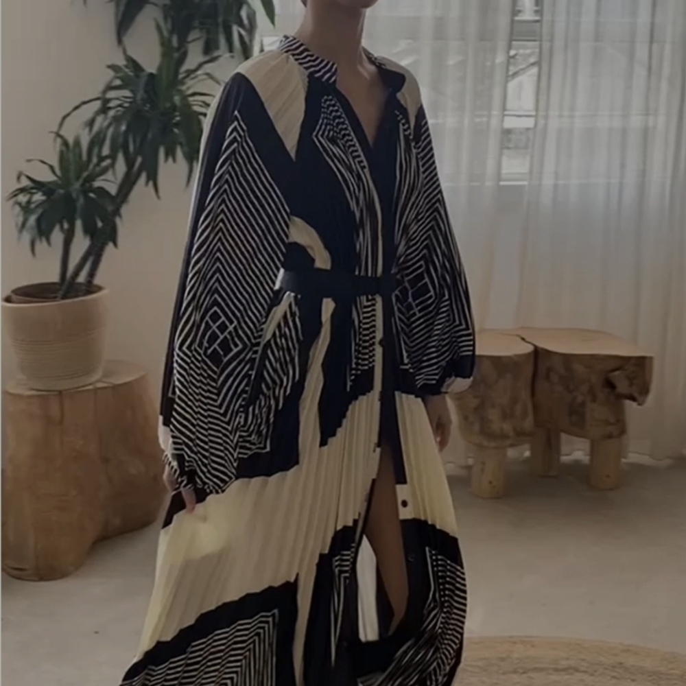 Elegant Black and White Geometric Maxi Dress - Picture 2 of 3